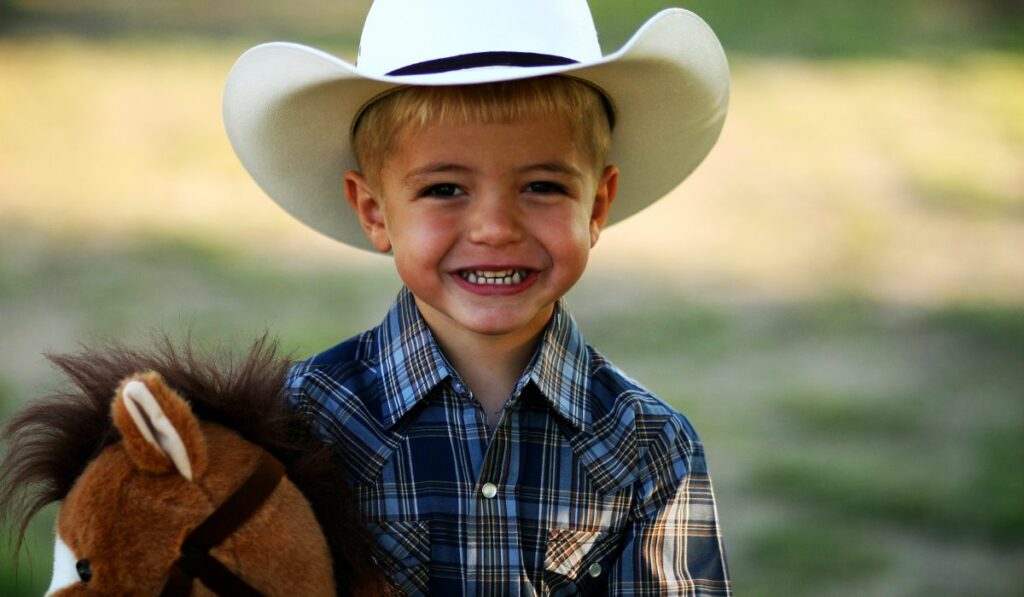 Faites voyager votre enfant au far West avec un thème d'anniversaire cow-boy